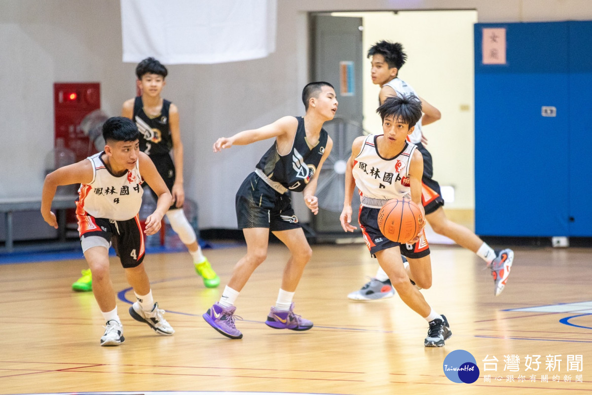 鳳林國中籃球隊雖然僅為學校社團性質，非體育班的球隊資源也比起都市學校少，但他們的表現絲毫不遜於正規籃球校隊，且在每場比賽中，都展現了不願放棄任何一顆球的機會。(台灣世界展望會提供)