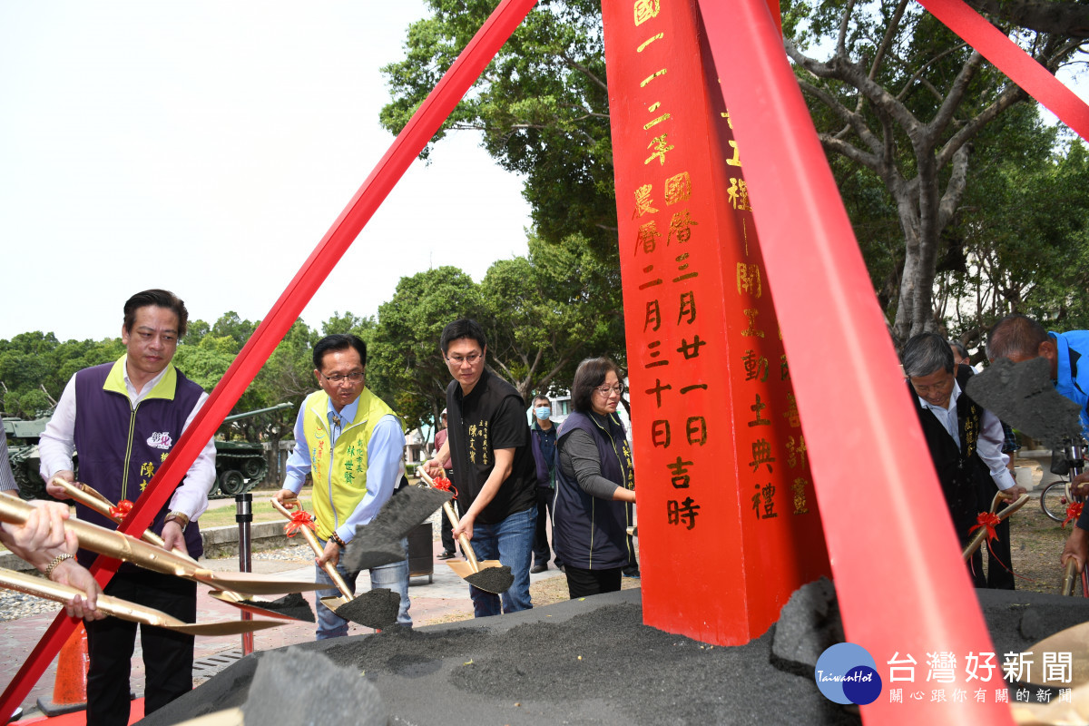 林世賢市長（左2）市民代表主席陳文賓（左3）以及代表王惠美縣長的縣府機要秘書陳柏村。圖／彰化市公所提供