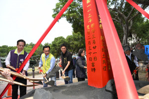 林世賢市長（左2）市民代表主席陳文賓（左3）以及代表王惠美縣長的縣府機要秘書陳柏村。圖／彰化市公所提供