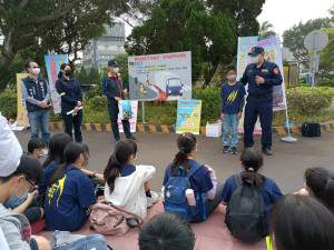 桃警察辦理內輪差及視野死角實景展演。