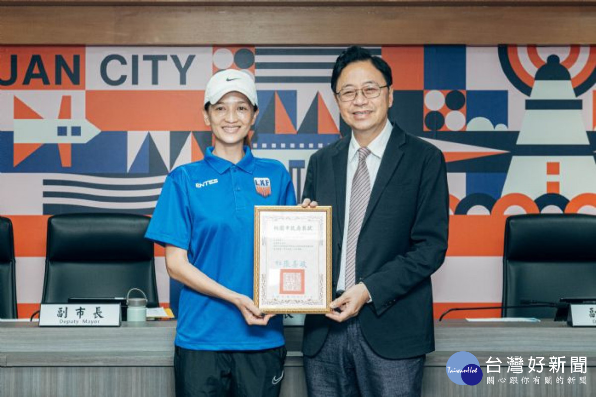 張市長頒發獎狀給龍興國中足球隊，並肯定其在比賽中的優異表現。