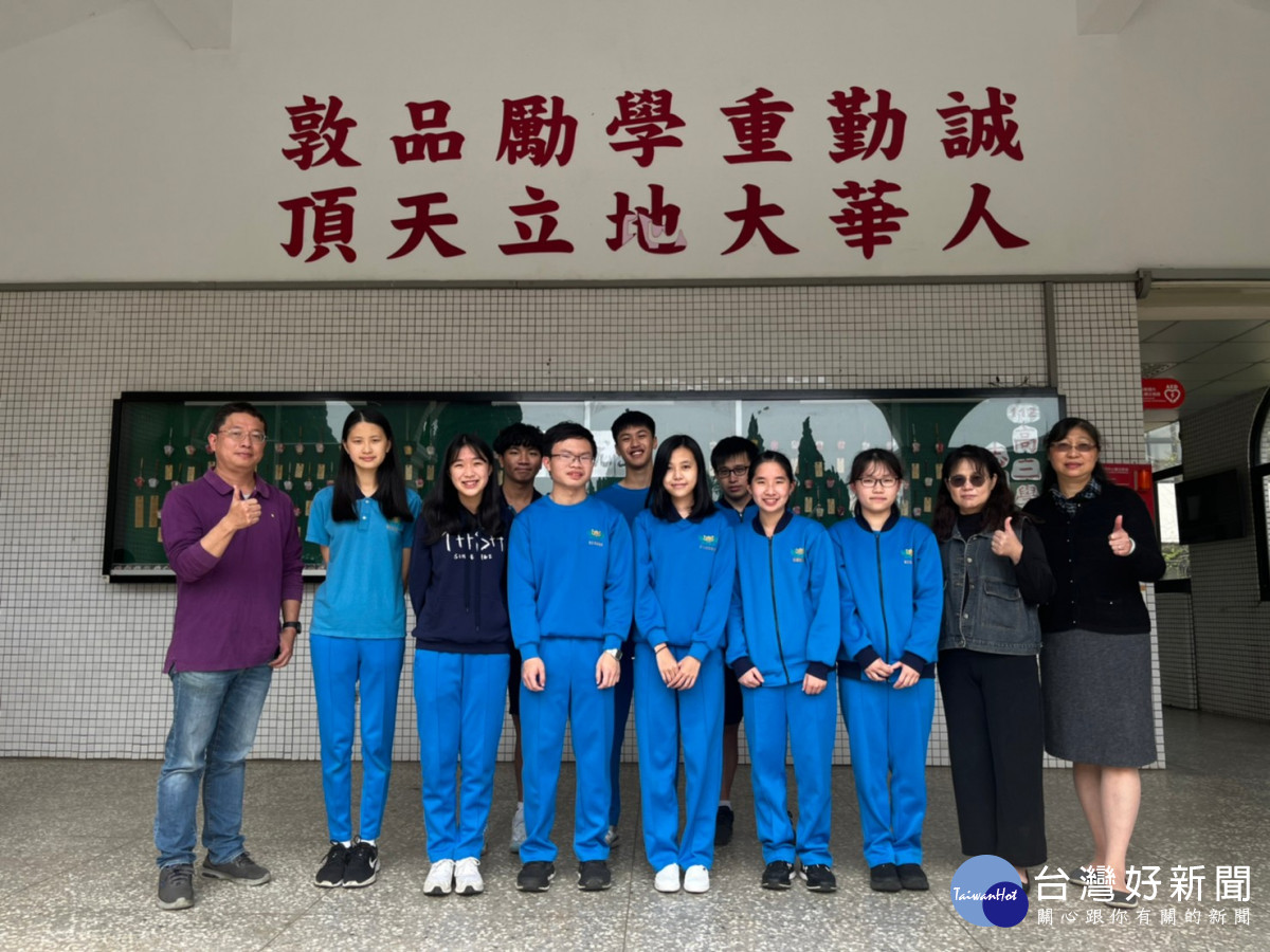 頂大及醫學校系學子與師長合影。<br /><br />
<br /><br />
