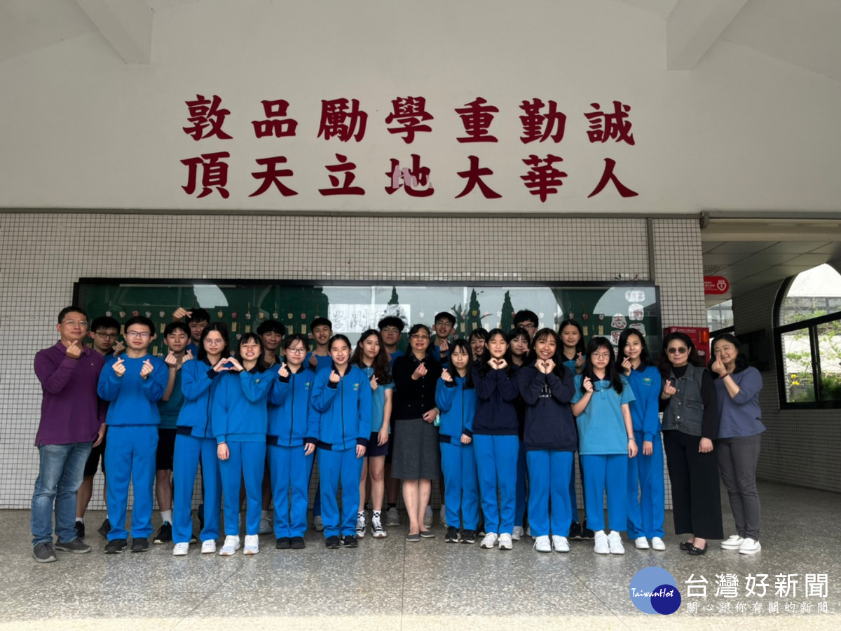 繁星錄取學子與師長合影。