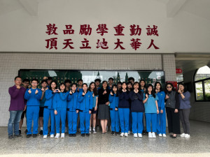 繁星錄取學子與師長合影。