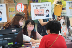 由專人協助民眾線上登記