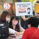 由專人協助民眾線上登記