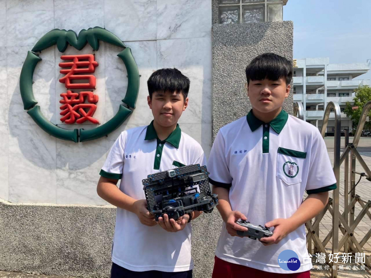 圖說: 桃竹苗分署培訓的「機器人」職類青少年選手黃雋元(左)及鍾侑軒(右)在53屆技能競賽中表現出色勇奪金牌。