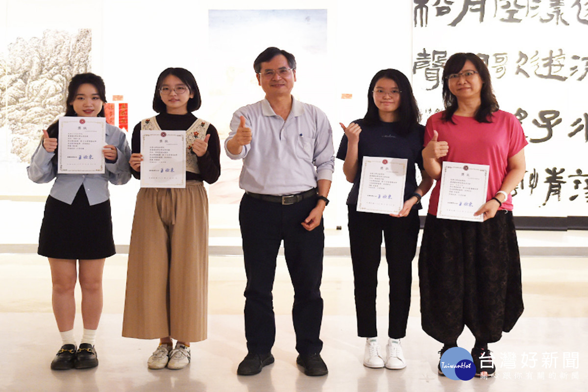 王源東系主任與特優獎得主合影。