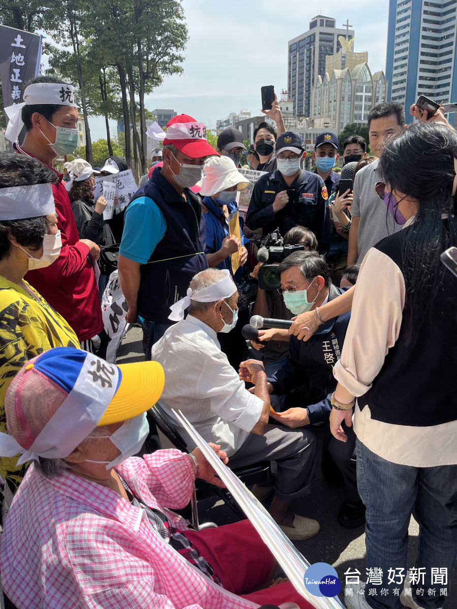▲高市府王啟川副秘書長代表接受陳情書。(圖/記者 許高祥 攝)