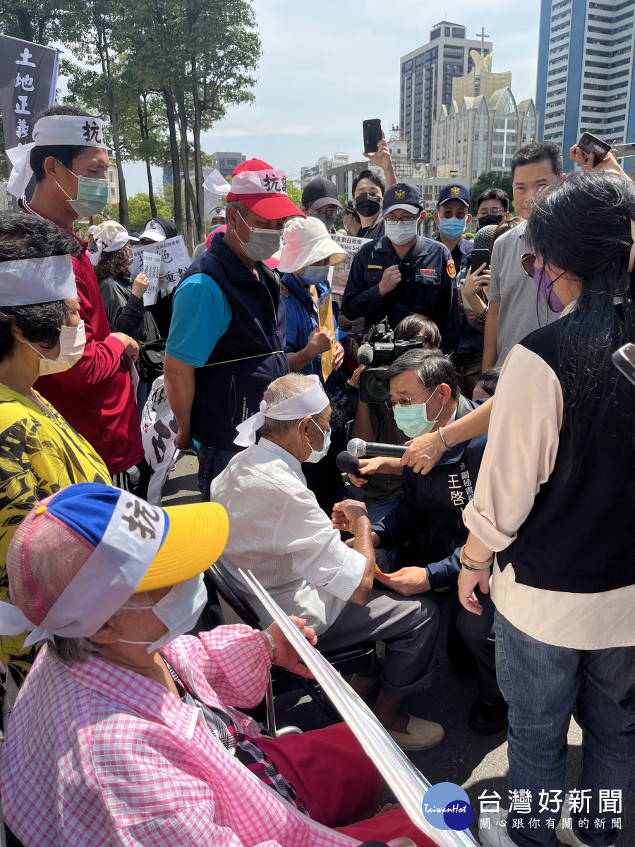 ▲高市府王啟川副秘書長代表接受陳情書。（圖／記者 許高祥 攝）