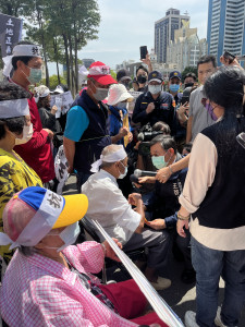 ▲高市府王啟川副秘書長代表接受陳情書。（圖／記者 許高祥 攝）