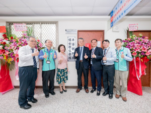 明新科大首成立博士班，「半導體科技博士學位學程」正式掛牌，(左起)日本東洋經濟新報社記者、博士班張合教授、教育部技職司楊玉惠司長、劉國偉校長、廖信德國際副校長、半導體學院呂明峯院長與蘇東興副院長。