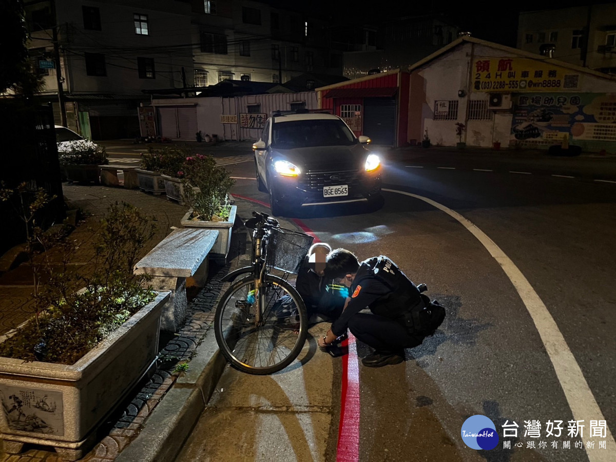 巡邏暖警發現老翁路倒,立即通知119協助就醫。
