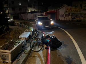 巡邏暖警發現老翁路倒，立即通知119協助就醫。