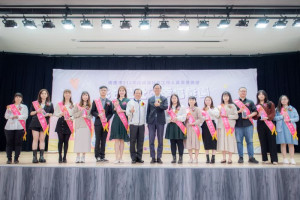 張市長與112年度績優社工人員合影。