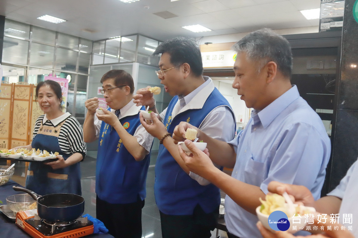 來賓品嚐鮮煮食料理。（ 記者扶小萍攝）