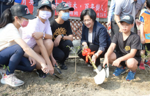彰化縣長王惠美參加南興國小70週年校請植樹活動。圖／彰化縣政府提供