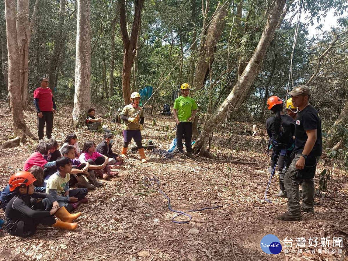 森林護管員教導學生結繩。