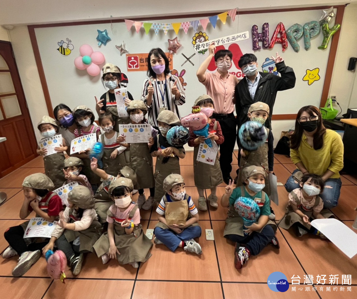 小小朋友體驗接待民眾協助完成抽取號碼牌任務