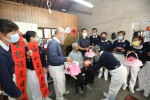 走過戰爭歲月，106歲榮民在田中感受愛與關懷。圖／慈濟基金會提供