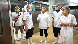▲高市議會教育委員前往食品公司考察校園營養午餐備餐情況。（圖／記者 許高祥 攝）
