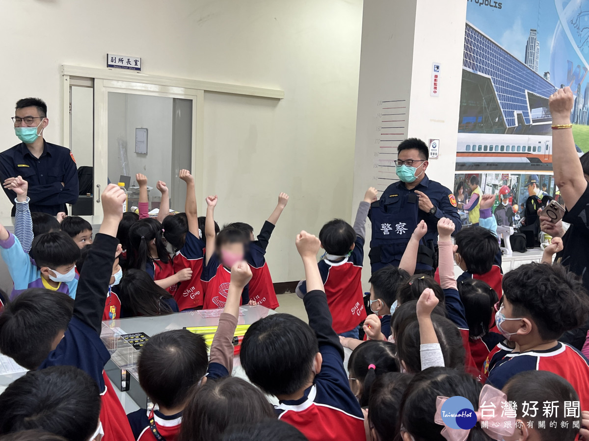 桃警叔叔化身「孩子王」講解,對毒品說不。