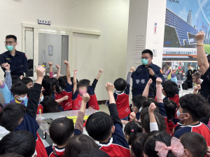 桃警叔叔化身「孩子王」講解，對毒品說不。