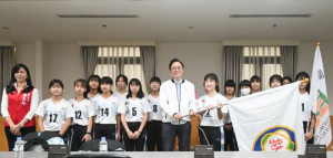 張市長授予福豐國中市旗，由隊長林佳瑩代表接受。