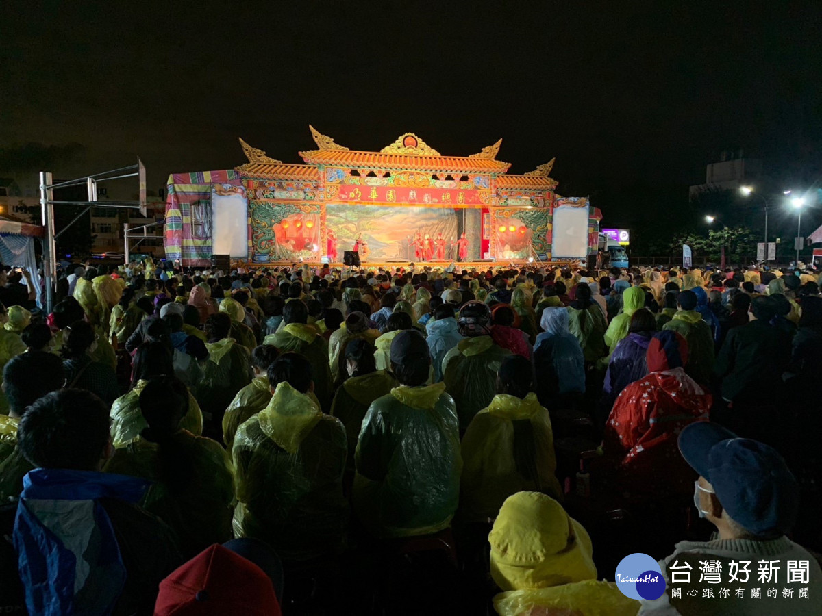 明華園總團演出旗艦級大戲《蓬萊仙島漢鍾離》慶賀彰化三百。圖／彰化縣政府提供