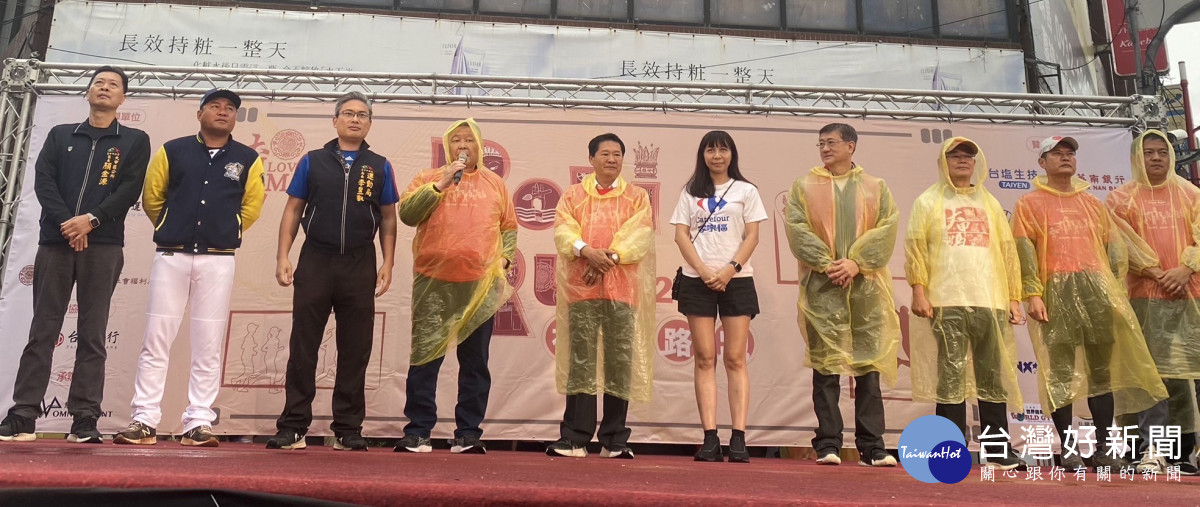 大甲鎮鎮瀾宮顏清標董事長為所有跑者加油打氣。