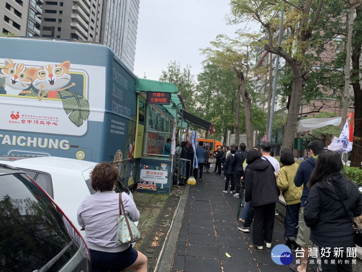 台中新光三越旁惠安停車場一早就擠滿排隊人潮搶著捐血拿雞蛋。曾雪蒨攝