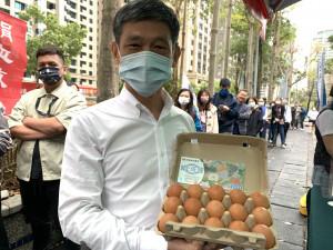 聖揚機構今天徵求百名勇士捐血送雞蛋活動，一早就有上百名民眾不畏寒雨排隊等捐熱血。曾雪蒨攝