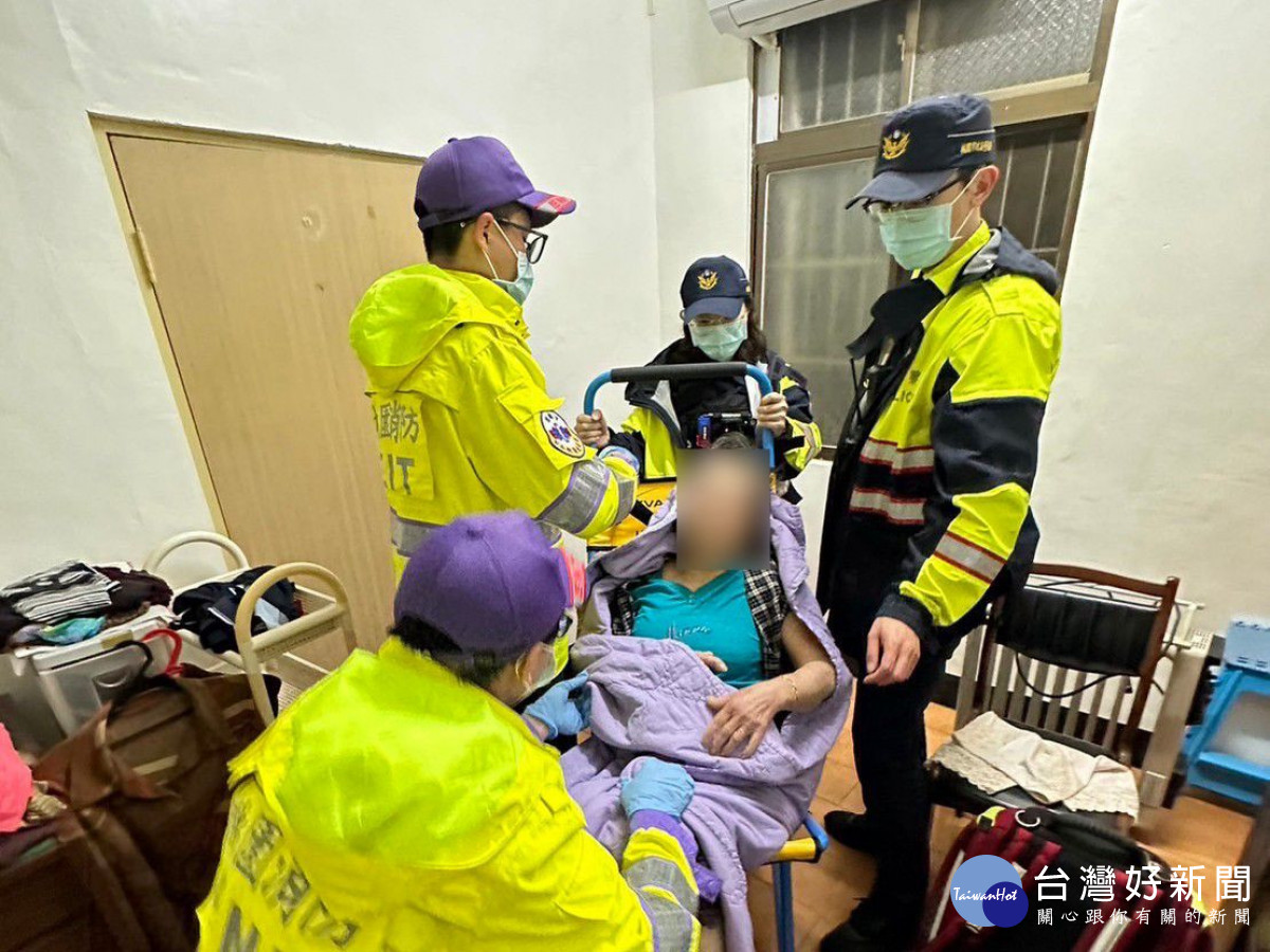 獨居老婦困2天,警當機立斷破門救出送醫 。