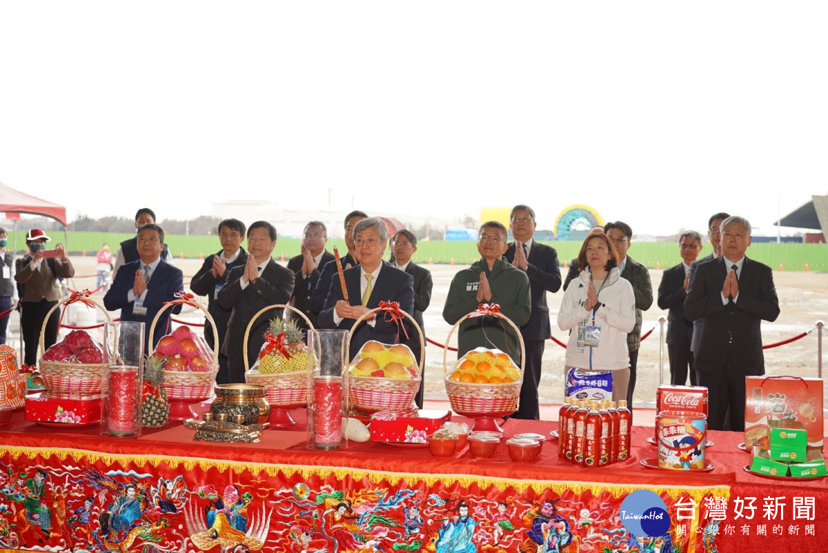 行政院陳建仁院長率領與會祭拜，祈求工程順利。