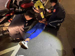 失風暴怒男子咆哮店家，員警一招「大外割」制伏。