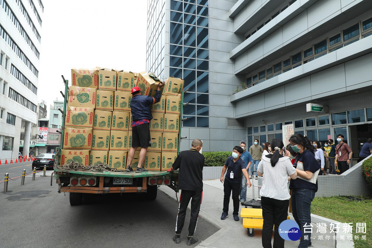 嘉義市長黃敏惠號召嘉義市各界包括市府同仁、各機關學校一起響應認購雲林高麗菜/嘉義市府提供