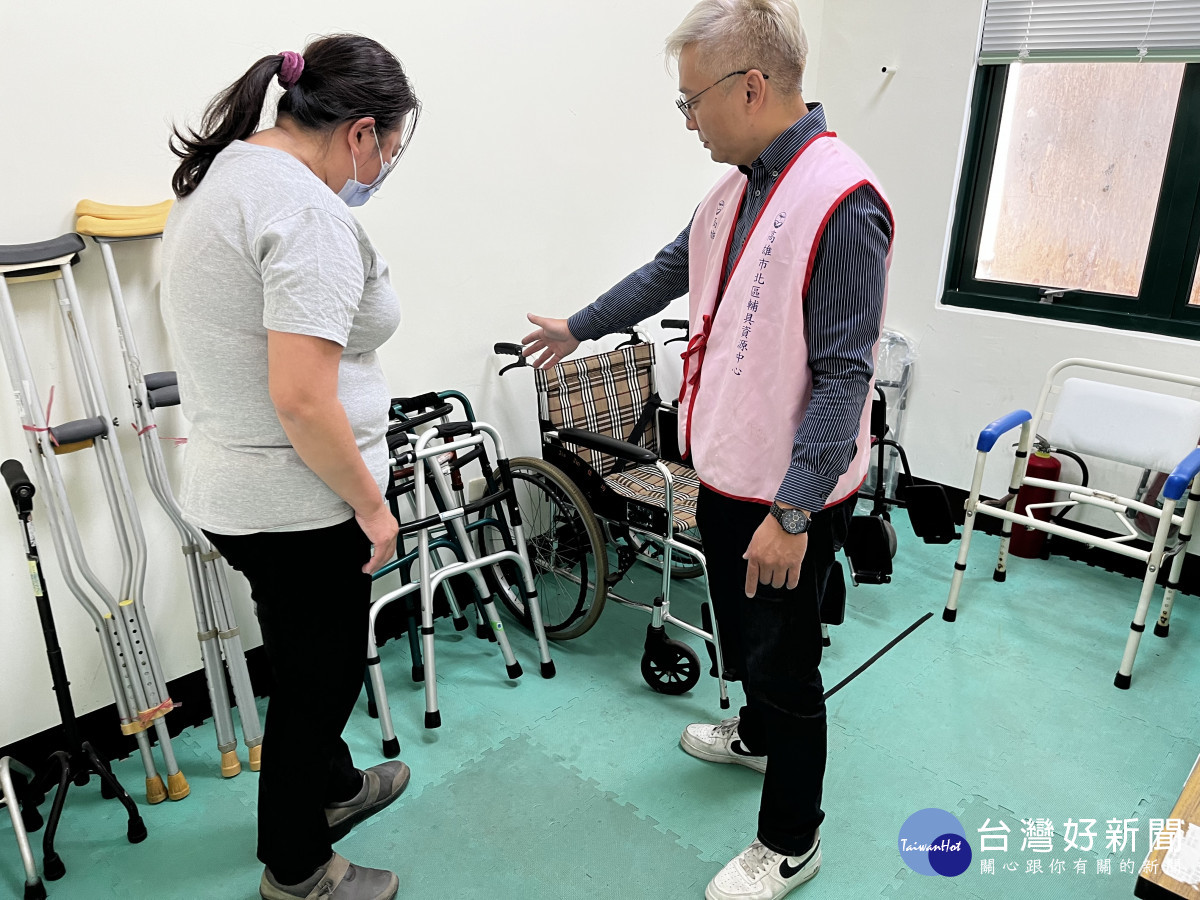 ▲輔具中心工作人員於那瑪夏輔具便利站進行服務。(圖/記者 許高祥 攝)
