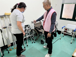 ▲輔具中心工作人員於那瑪夏輔具便利站進行服務。（圖／記者 許高祥 攝）