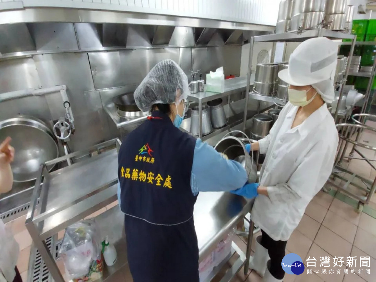 台中市大智國小爆發398名師生疑似食物中毒案，衛生局獲報前往採檢