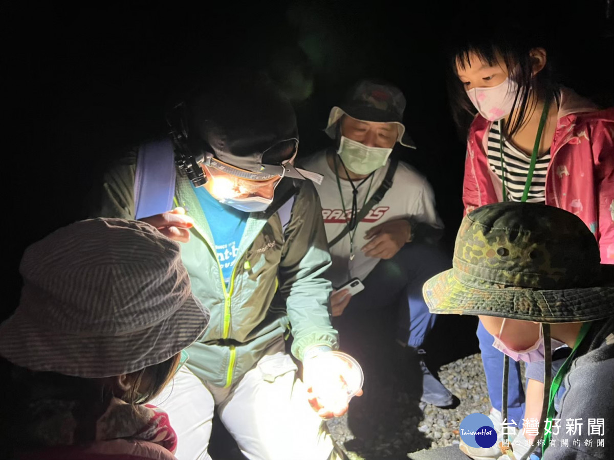 達人帶領認識螢火蟲生態(圖/滿月圓遊客中心提供)