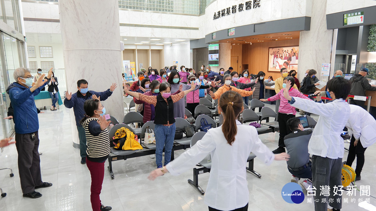 王建竣治療師(右一)帶動民眾進行活力健康操。圖/漢基醫院提供