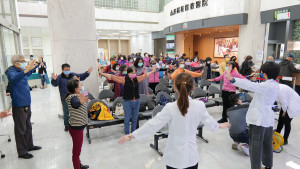 王建竣治療師（右一）帶動民眾進行活力健康操。圖／漢基醫院提供