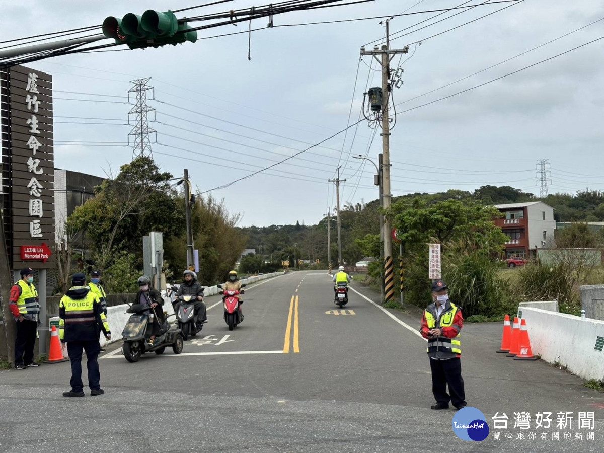 桃園市政府警察局呼籲請民眾避開壅塞路段、提早規劃行程,並配合警方管制疏導。