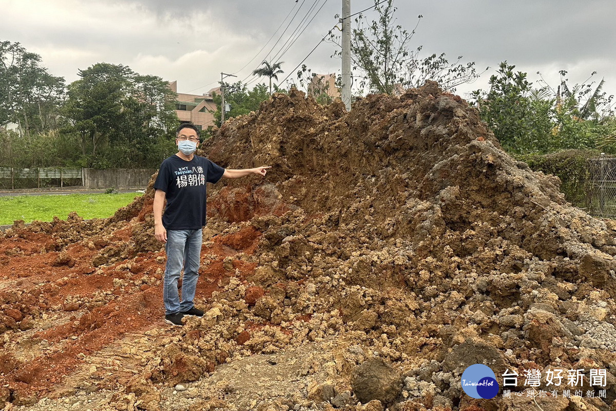 桃園市議員楊朝偉指出不法業者傾倒廢土及廢棄物，便得良田變廢地。