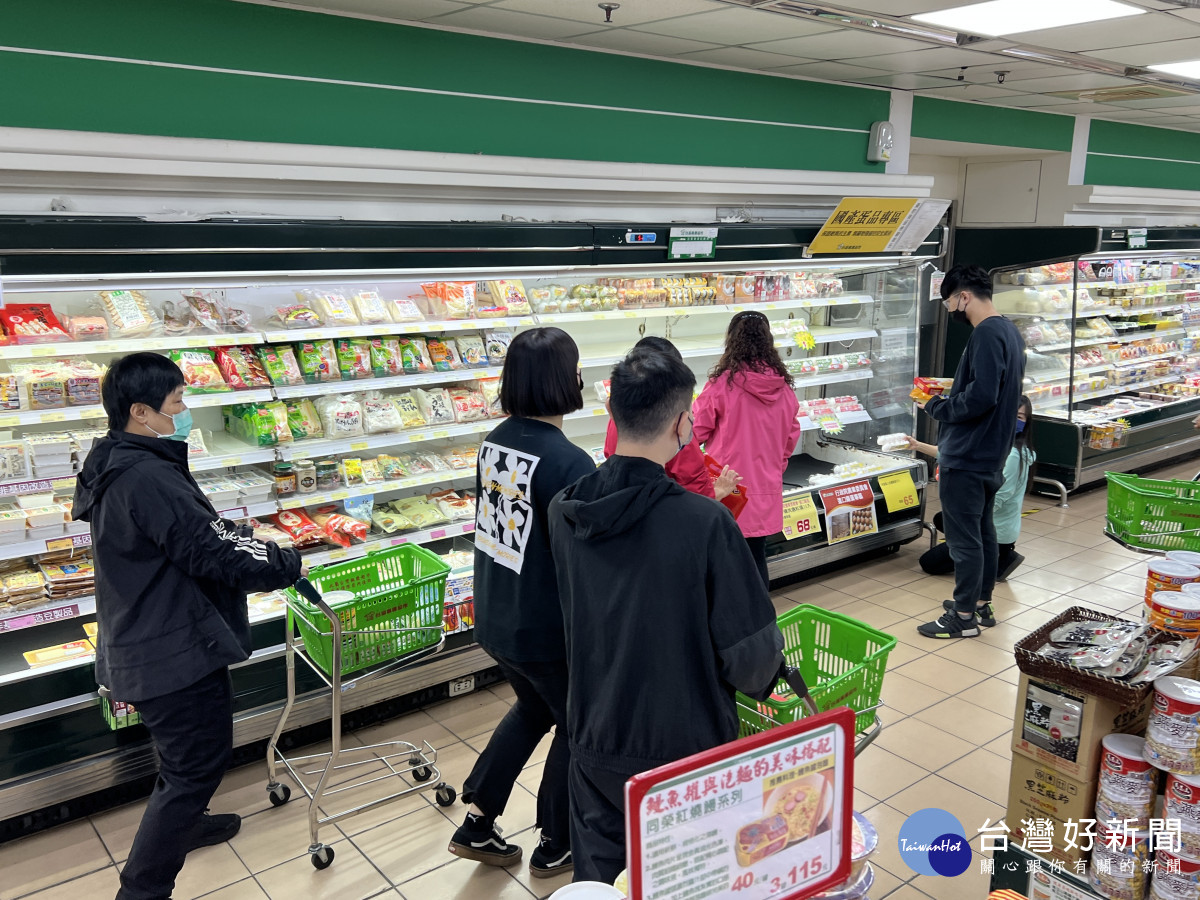 中區擁有42家連鎖楓康超市今天開賣農委會進口雞蛋,超市團購群組一吆喝團團友馬上到場搶貨。楓康超市提供