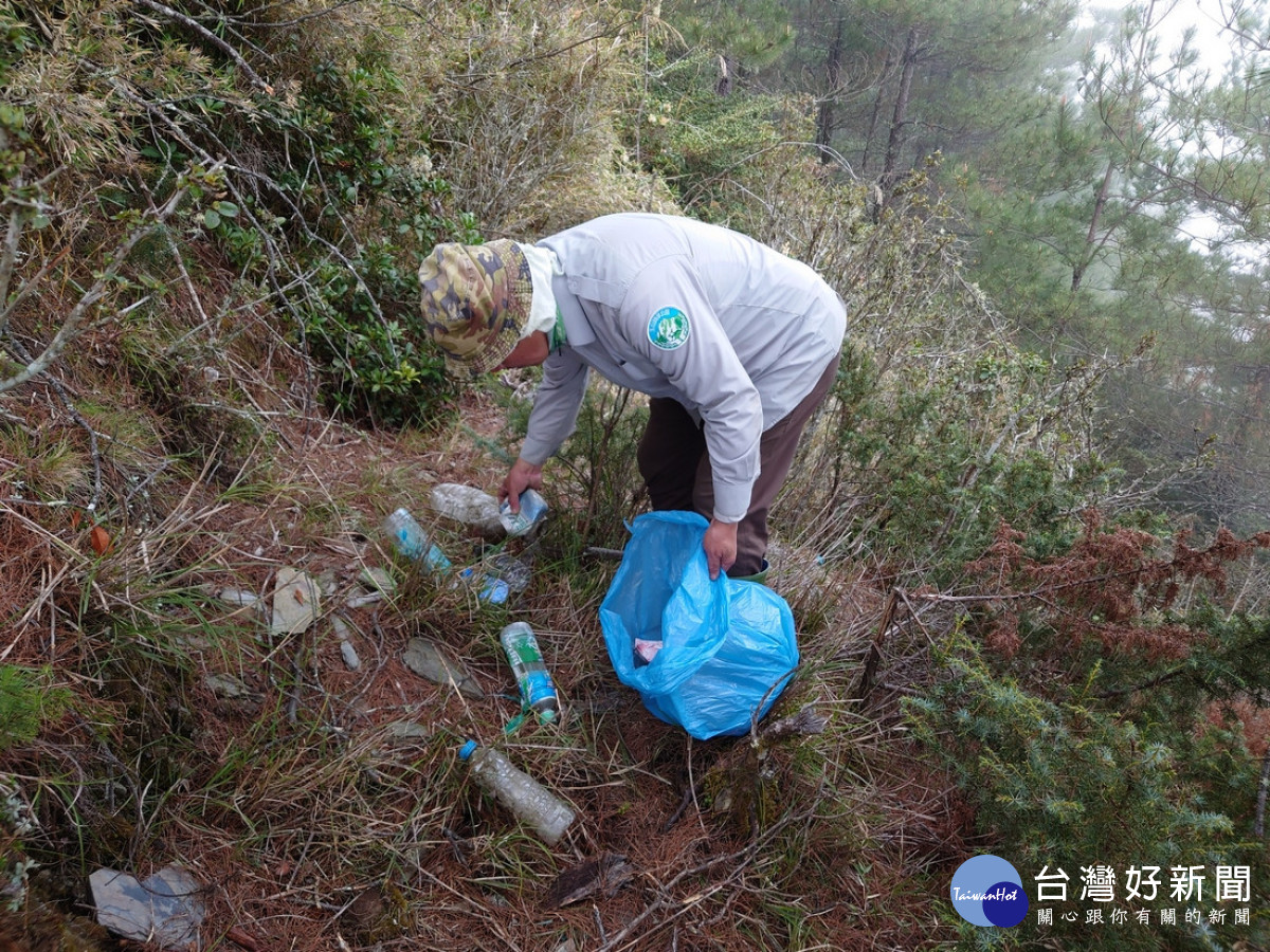 國家公園步道旁不時出現遊客隨意丟棄一次性垃圾。(圖片/玉管處提供)