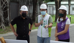 ▲邱志偉在立法院質詢文化部長史哲(左)，建議台灣的文化部應該可以借鏡日本經驗。（圖／邱志偉辦公室 提供）