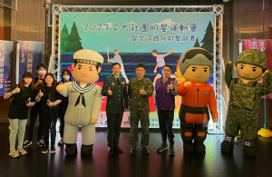 玄奘大學校長簡紹琦(中)、中華大學軍訓室主任邱孔鐸(右)、新竹後備指揮官紀政新宇(左)及參賽同學共同揭開活動序幕。