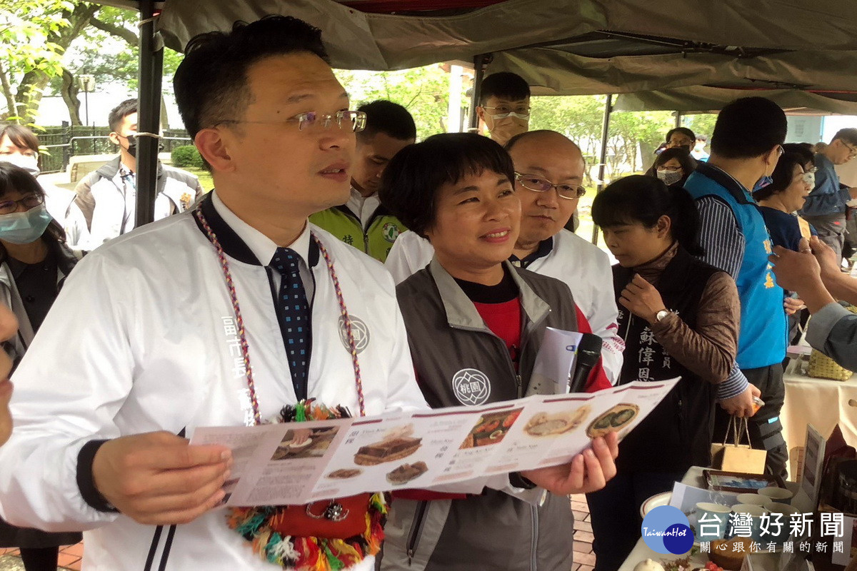 桃園市副市長蘇俊賓出席「放大大溪 大溪文化體驗遊程啟動記者會」體驗大溪多元文化。