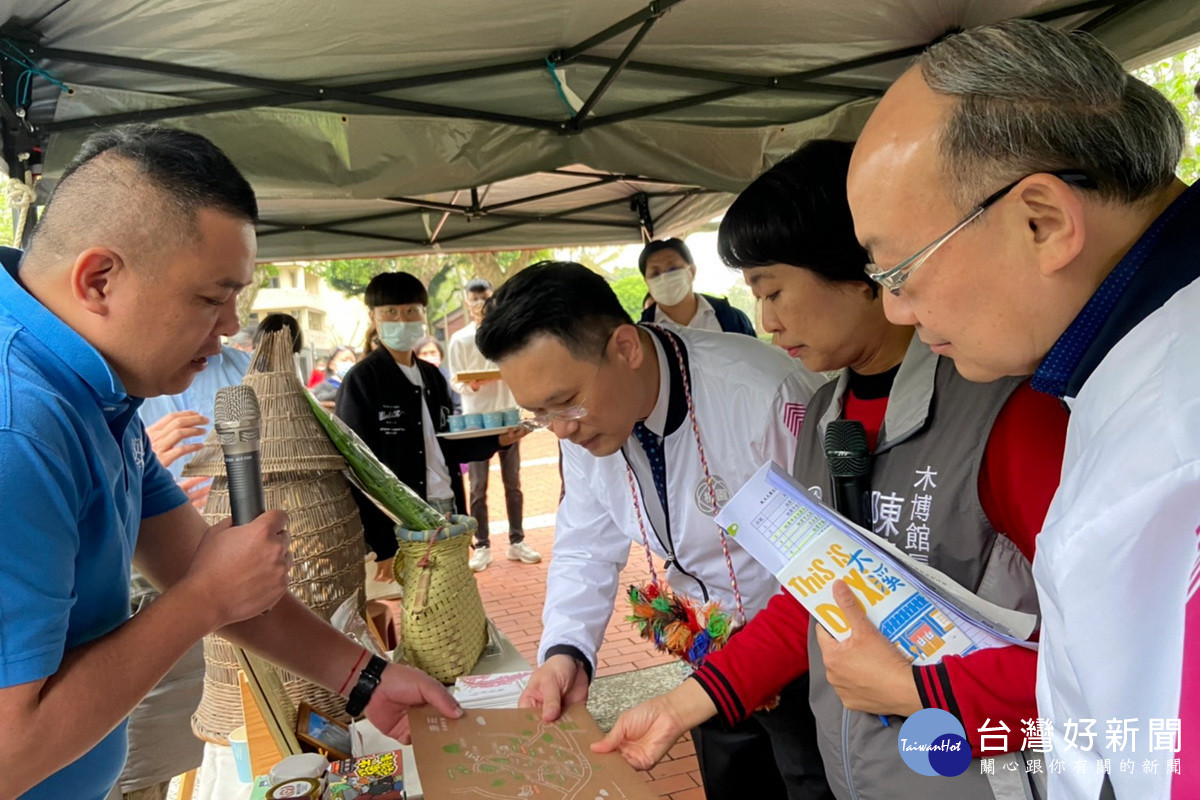 桃園市副市長蘇俊賓出席「放大大溪 大溪文化體驗遊程啟動記者會」體驗大溪多元文化。